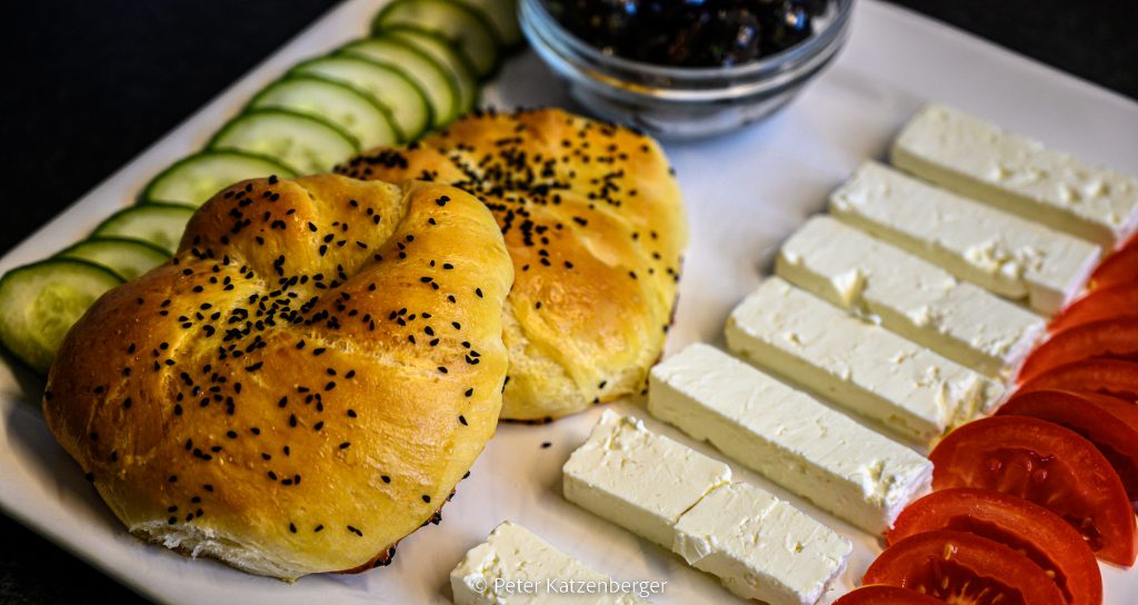 Açma und ein türkisches Frühstück Bistro Global