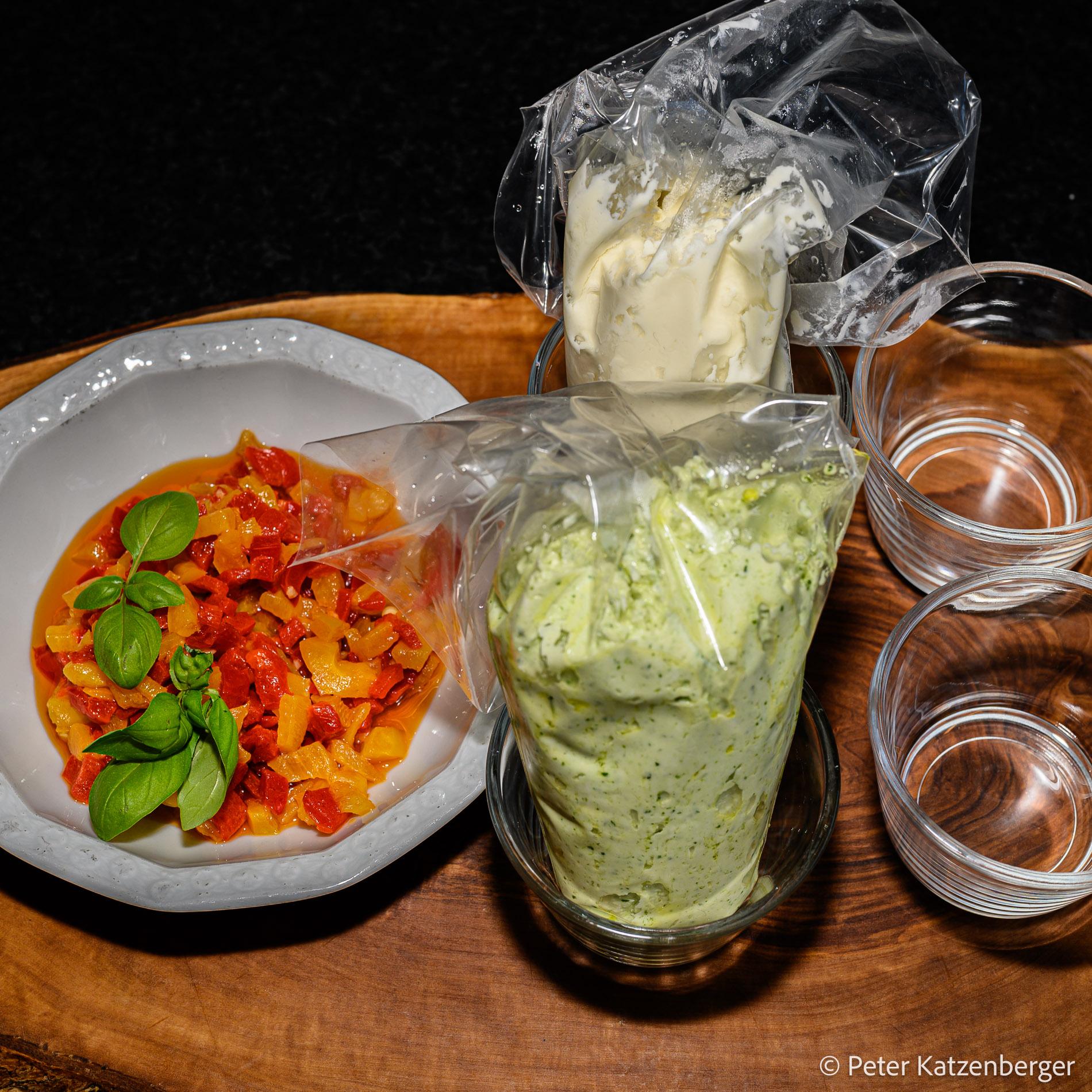 Geschichteter Frischkäse mit Paprika-Topping - Bistro Global